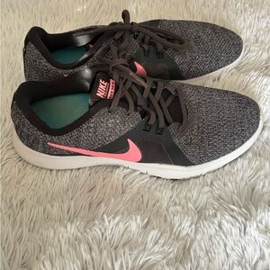 Nike Women's Black and Pink Athletic Shoes